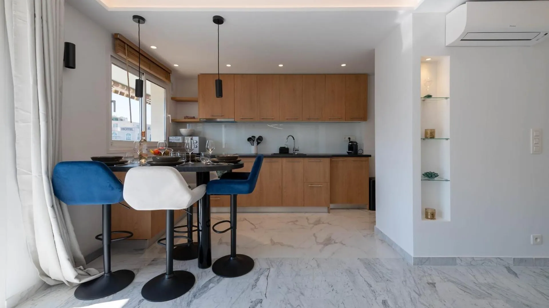 Spacious 1-Br Apartment With Terrace Heart Of Cannes