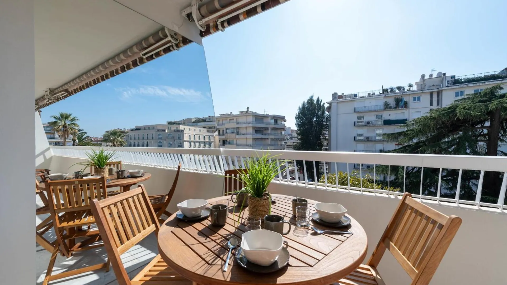 Spacious 1-Br Apartment With Terrace Heart Of Cannes