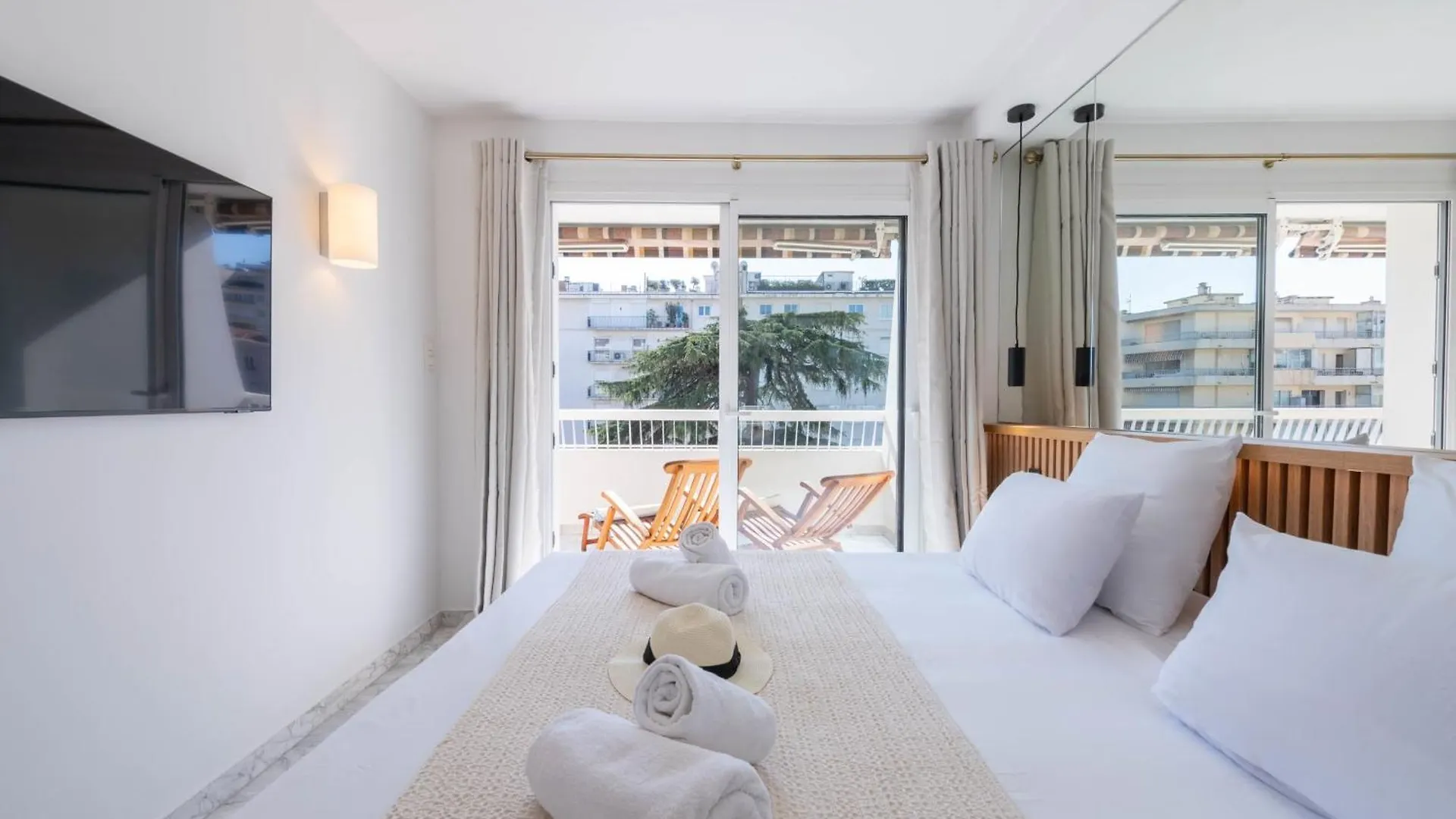 Spacious 1-Br Apartment With Terrace Heart Of Cannes