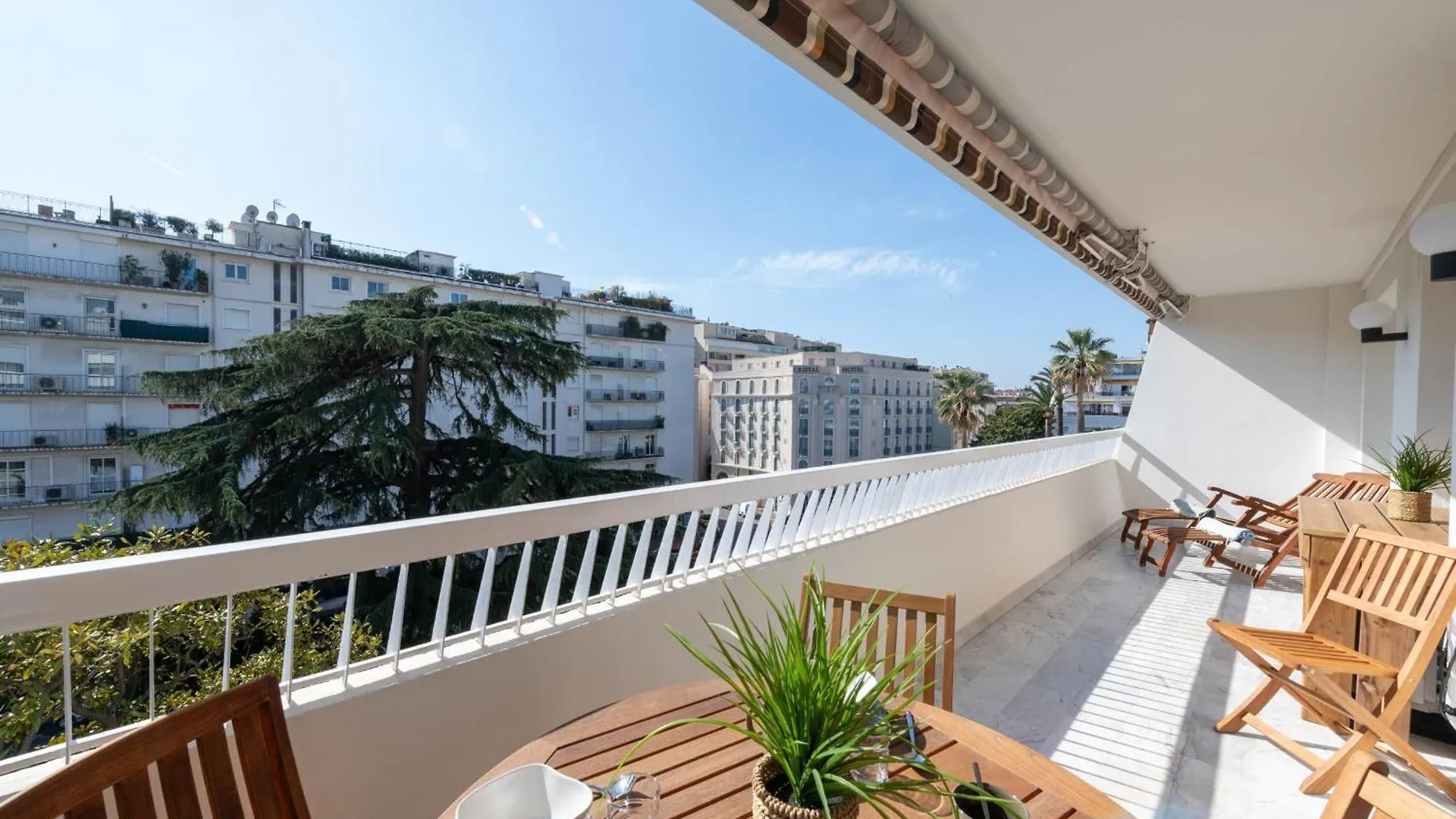 Spacious 1-Br Apartment With Terrace Heart Of Cannes