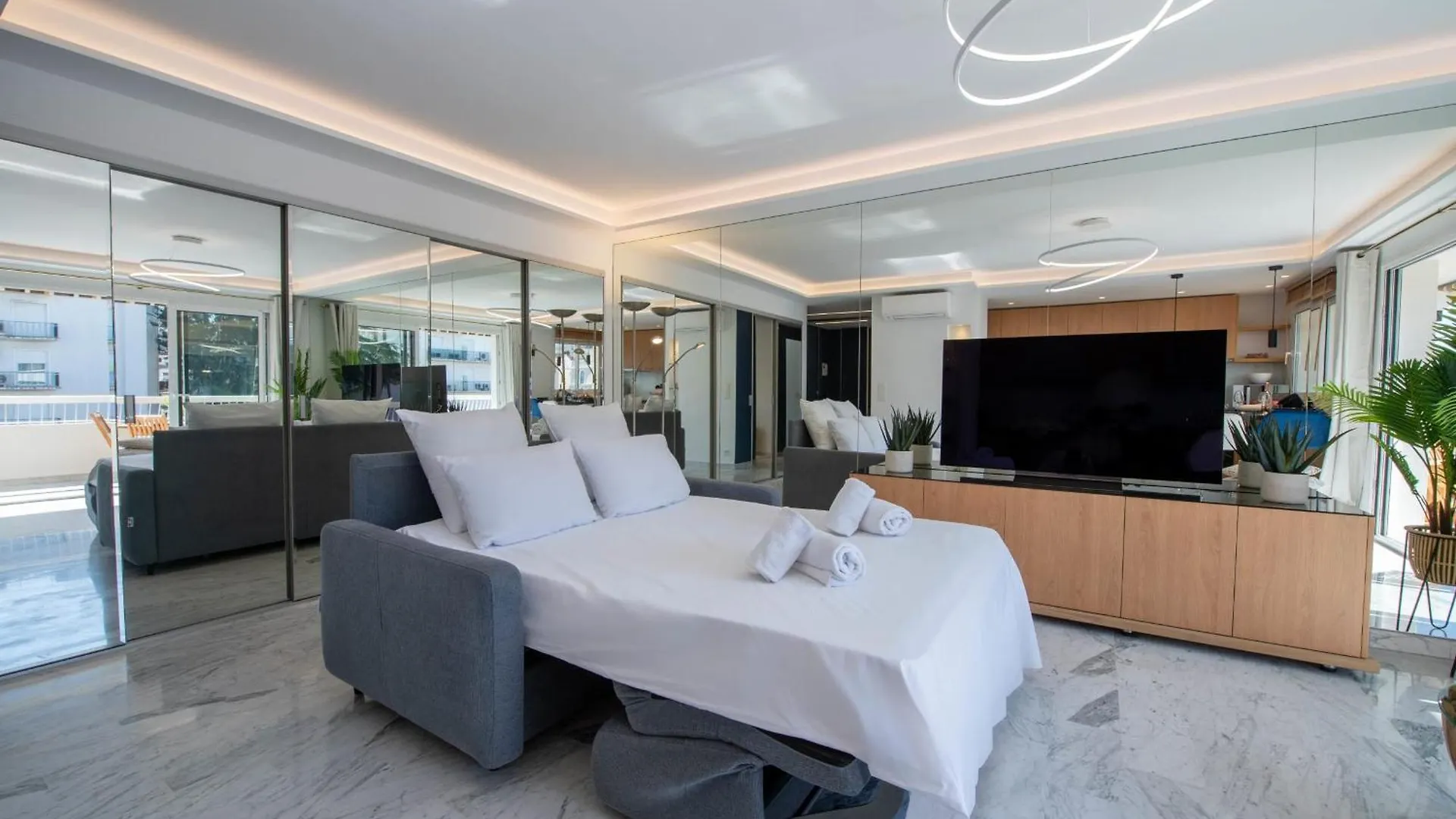 Spacious 1-Br Apartment With Terrace Heart Of Cannes