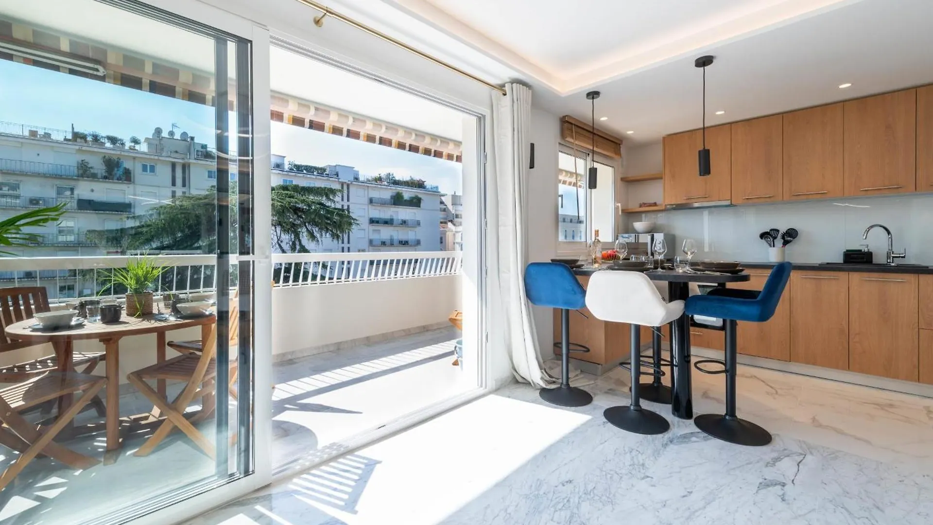 Spacious 1-Br Apartment With Terrace Heart Of Cannes
