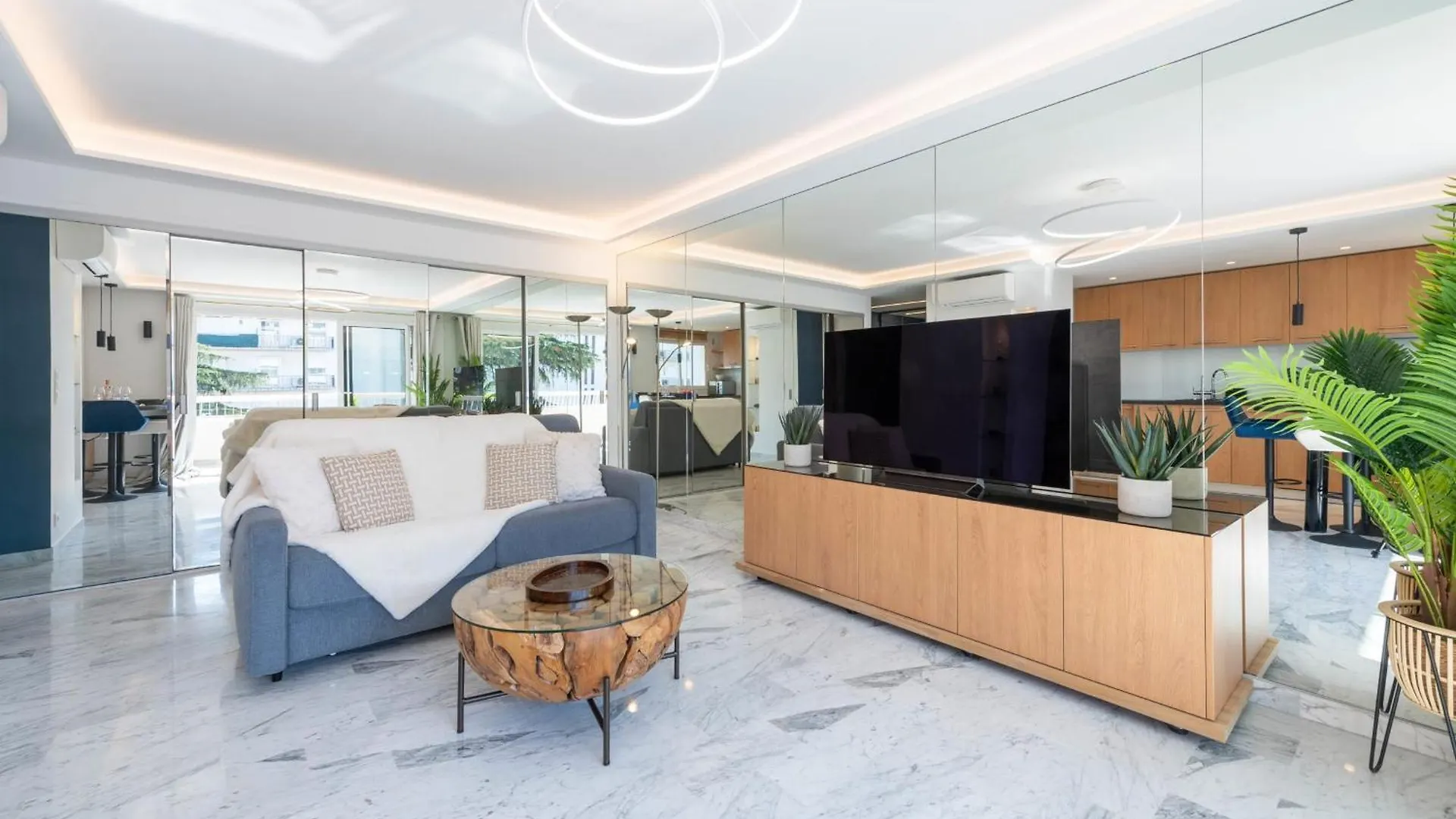 Spacious 1-Br Apartment With Terrace Heart Of Cannes