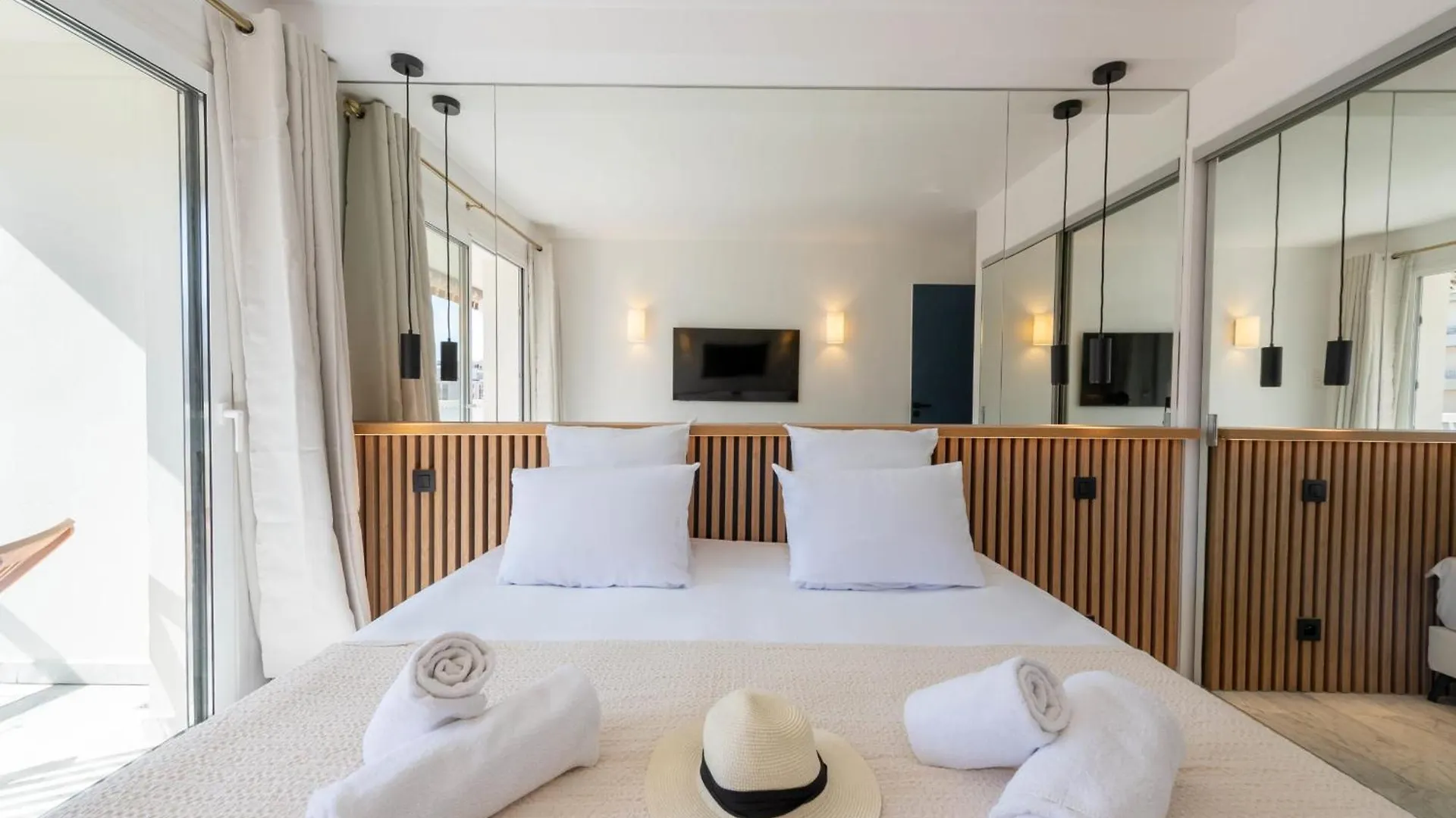 Spacious 1-Br Apartment With Terrace Heart Of Cannes