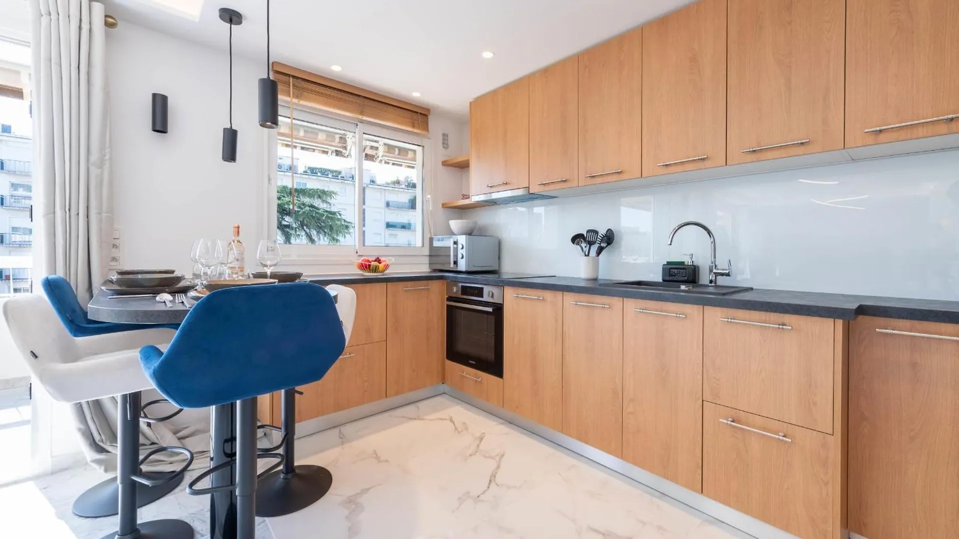 Spacious 1-Br Apartment With Terrace Heart Of Cannes