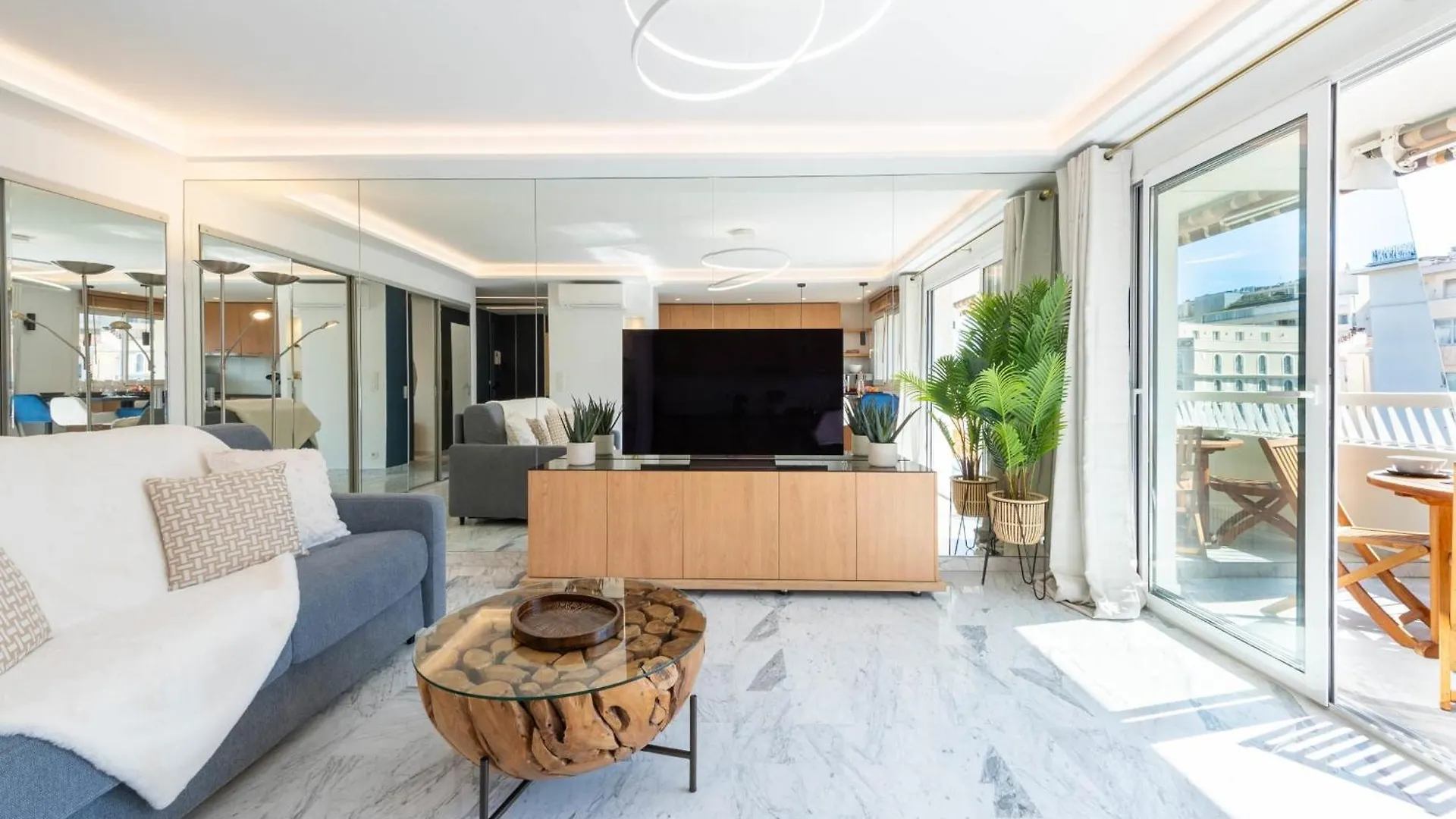 Spacious 1-Br Apartment With Terrace Heart Of Cannes