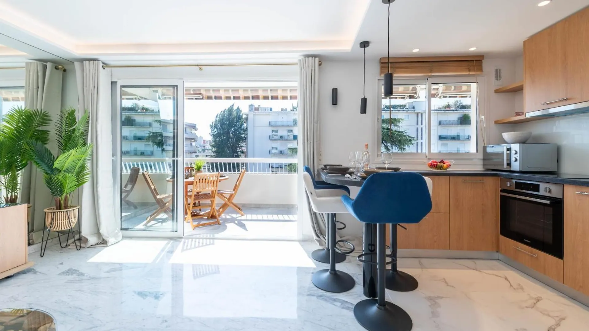 Spacious 1-Br Apartment With Terrace Heart Of Cannes