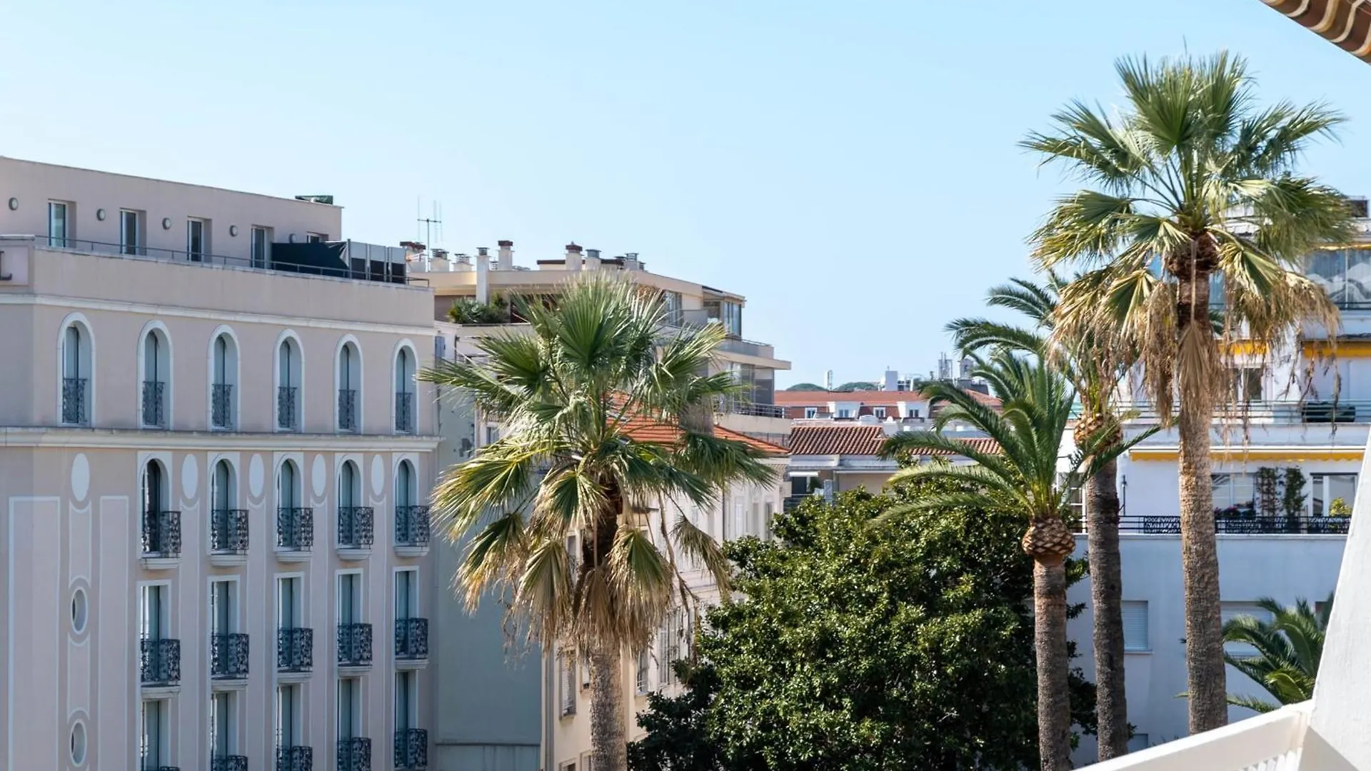 Spacious 1-Br Apartment With Terrace Heart Of Cannes