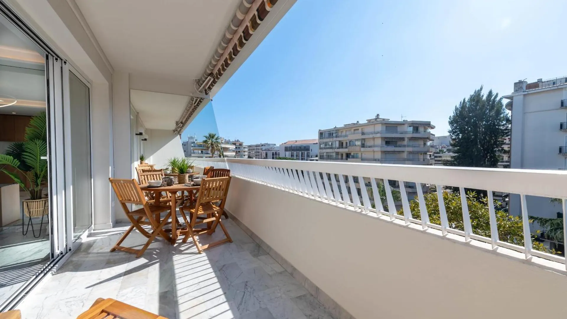 Spacious 1-Br Apartment With Terrace Heart Of 戛纳