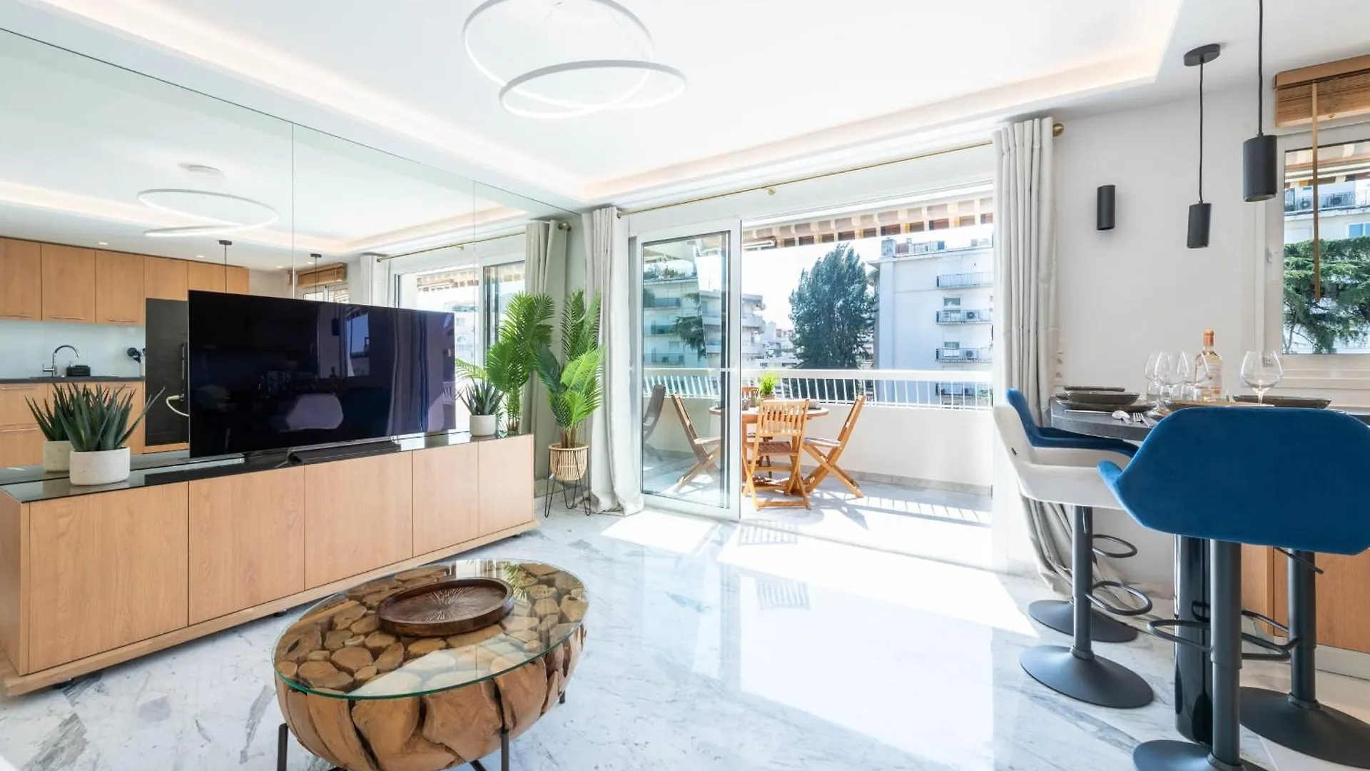 Spacious 1-Br Apartment With Terrace Heart Of 戛纳