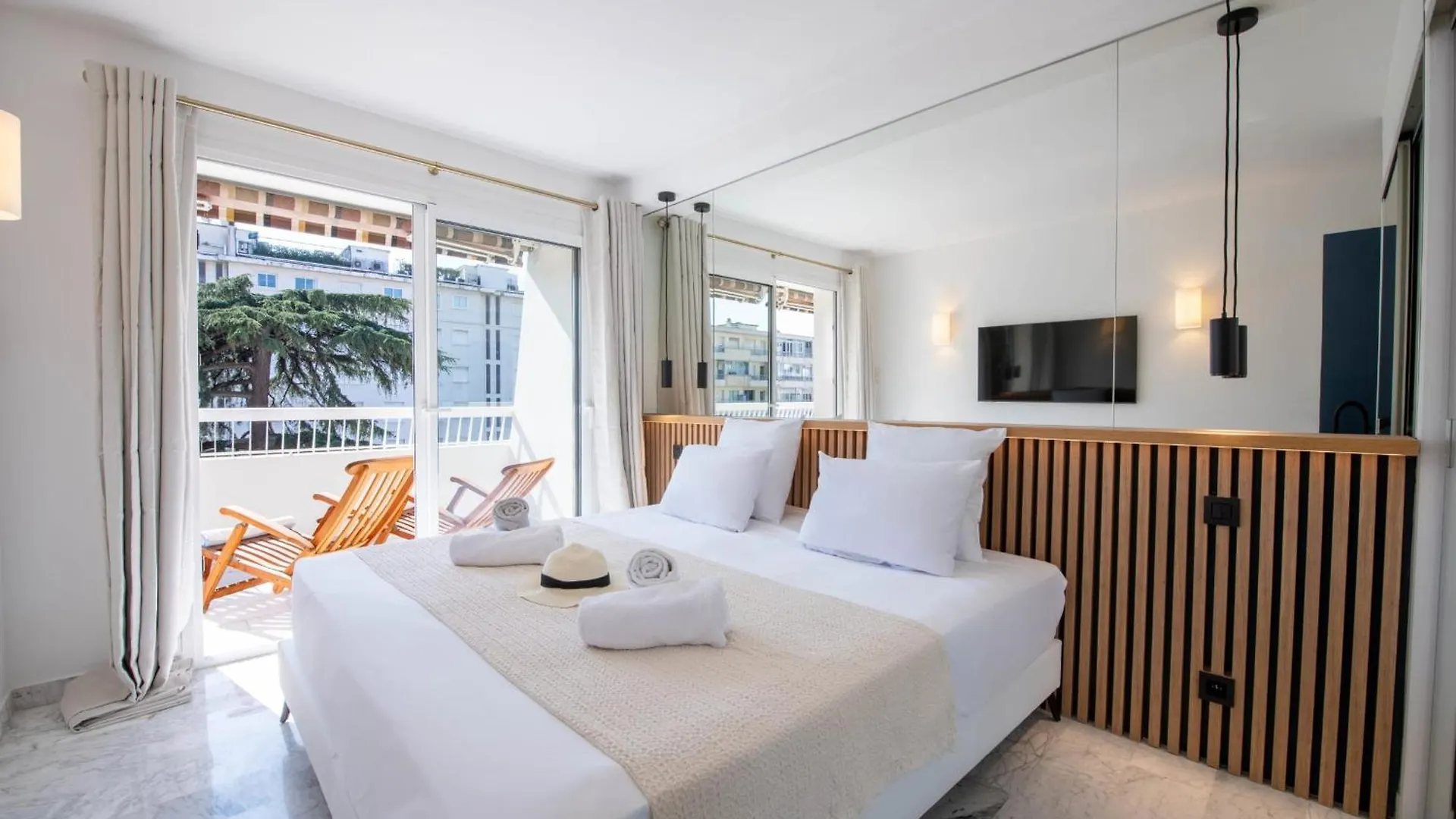 Spacious 1-Br Apartment With Terrace Heart Of 戛纳