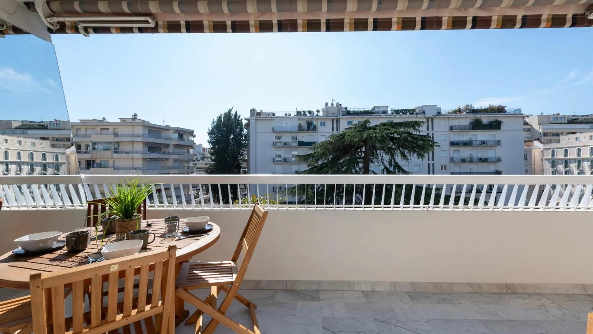 Spacious 1-Br Apartment With Terrace Heart Of 戛纳